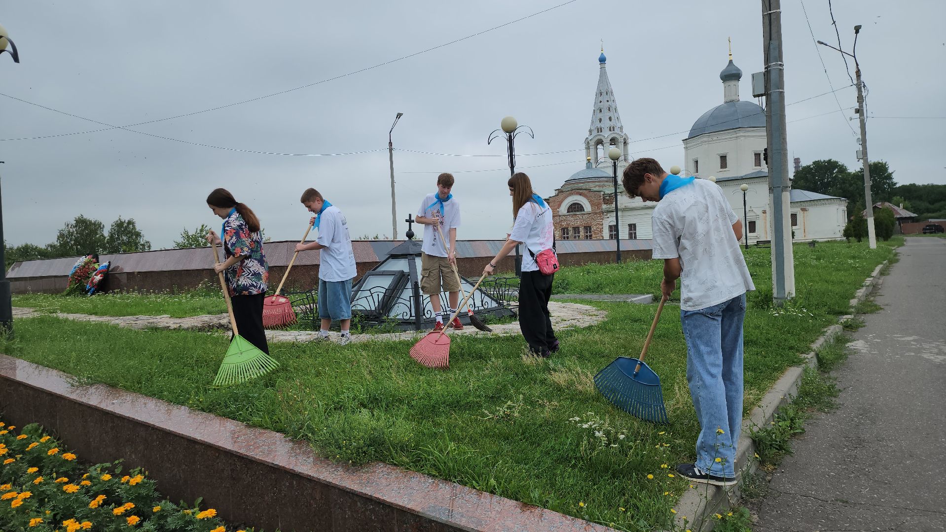 серпухов, подмосковье, уборка памятников,великая отечественная война, мемориал героям великой отечественной войны,