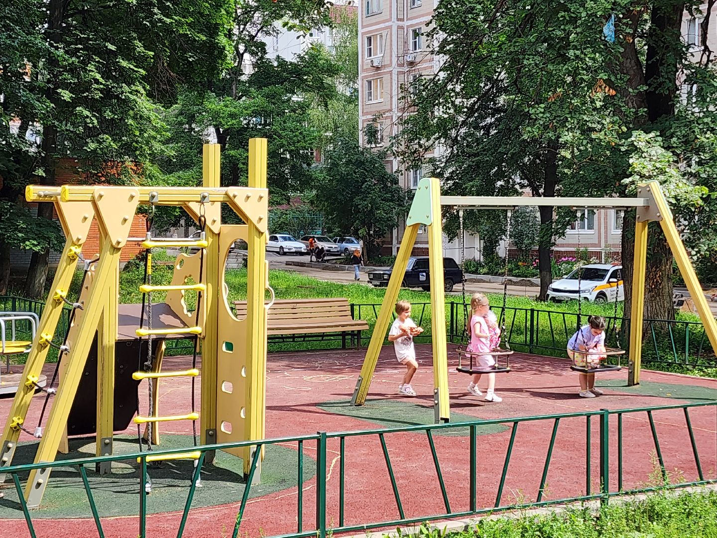 чехов, улица дружбы, благоустройство двора,   новая детская площадка, ремонт детской площадки, тренажерный комплекс, зоны отдыха, парковки, пешеходные дорожки, ремонт тротуаров, госпрограмма московской области, формирование комфортной городской среды,