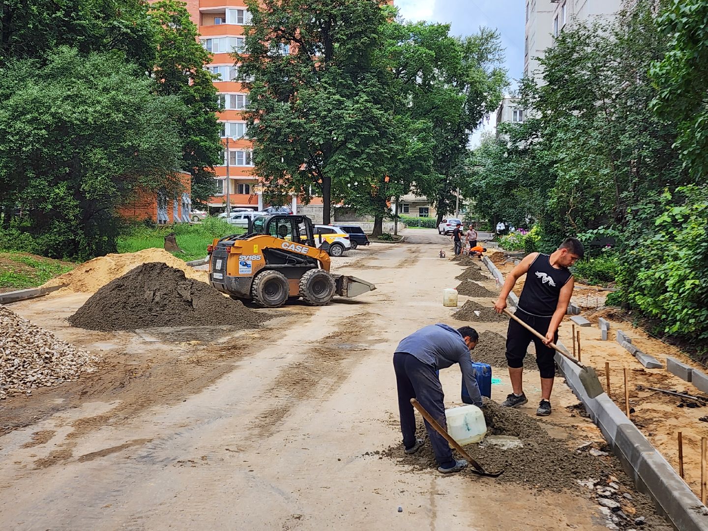 чехов, улица дружбы, благоустройство двора,   новая детская площадка, ремонт детской площадки, тренажерный комплекс, зоны отдыха, парковки, пешеходные дорожки, ремонт тротуаров, госпрограмма московской области, формирование комфортной городской среды,