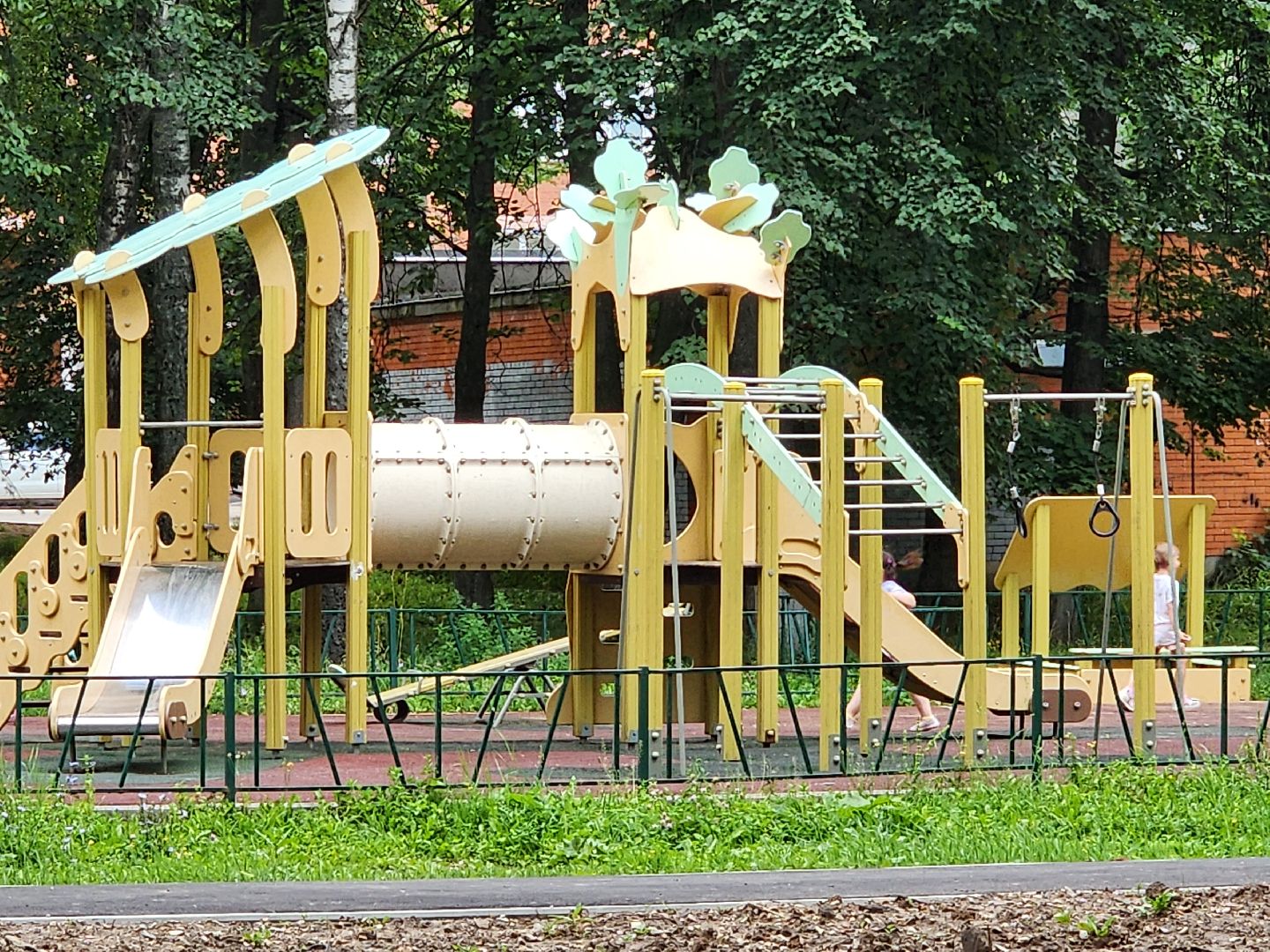 чехов, улица дружбы, благоустройство двора,   новая детская площадка, ремонт детской площадки, тренажерный комплекс, зоны отдыха, парковки, пешеходные дорожки, ремонт тротуаров, госпрограмма московской области, формирование комфортной городской среды,