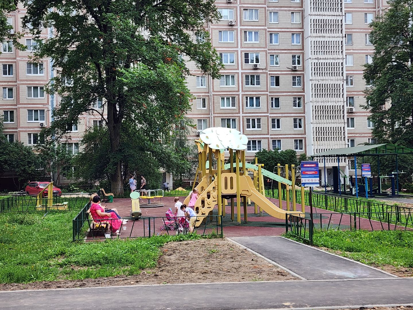 чехов, улица дружбы, благоустройство двора,   новая детская площадка, ремонт детской площадки, тренажерный комплекс, зоны отдыха, парковки, пешеходные дорожки, ремонт тротуаров, госпрограмма московской области, формирование комфортной городской среды,