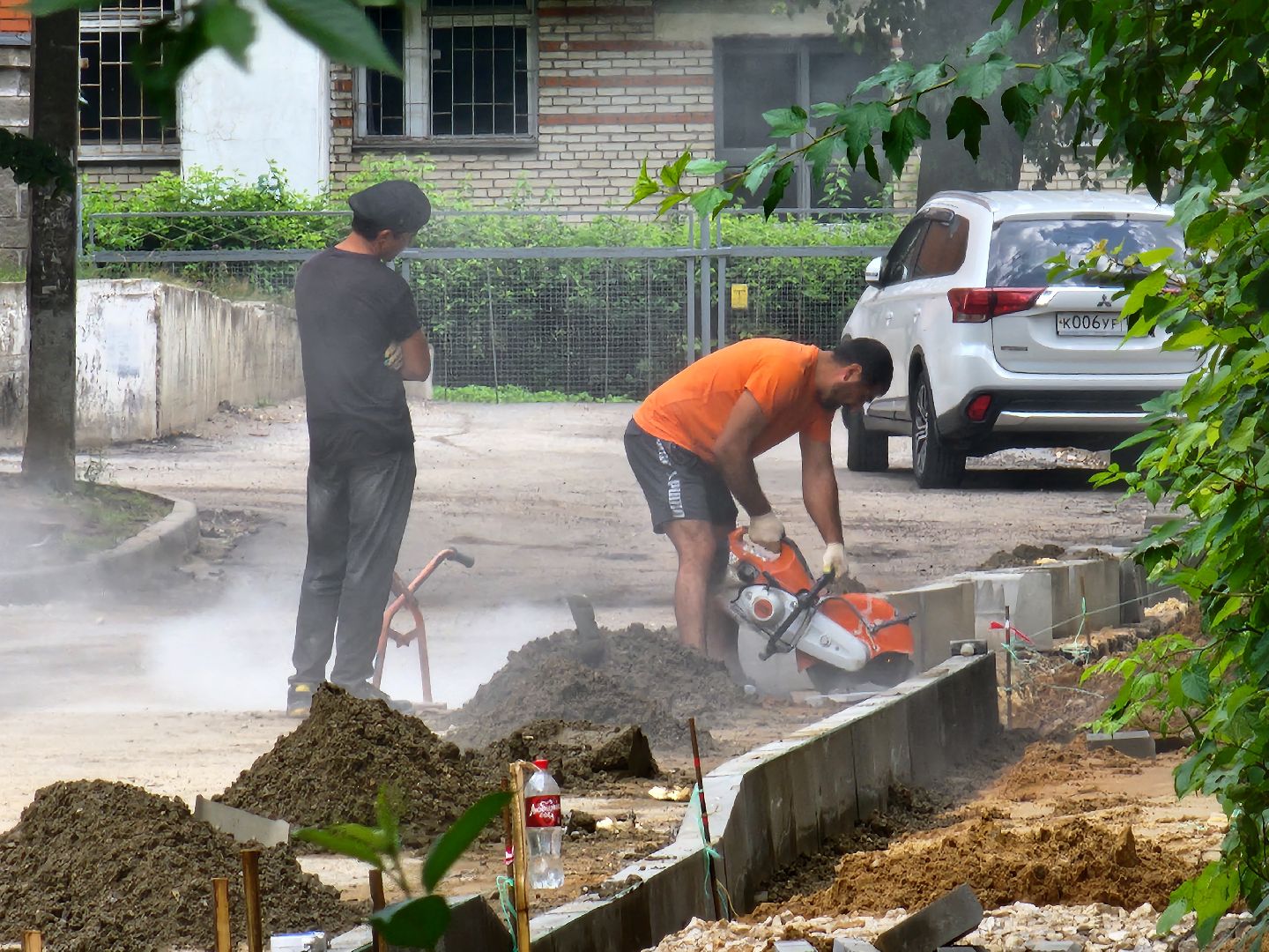 чехов, улица дружбы, благоустройство двора,   новая детская площадка, ремонт детской площадки, тренажерный комплекс, зоны отдыха, парковки, пешеходные дорожки, ремонт тротуаров, госпрограмма московской области, формирование комфортной городской среды,
