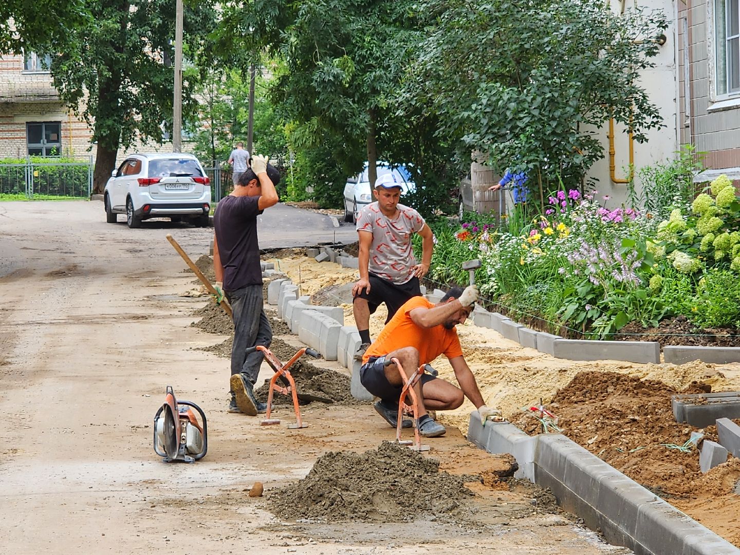 чехов, улица дружбы, благоустройство двора,   новая детская площадка, ремонт детской площадки, тренажерный комплекс, зоны отдыха, парковки, пешеходные дорожки, ремонт тротуаров, госпрограмма московской области, формирование комфортной городской среды,