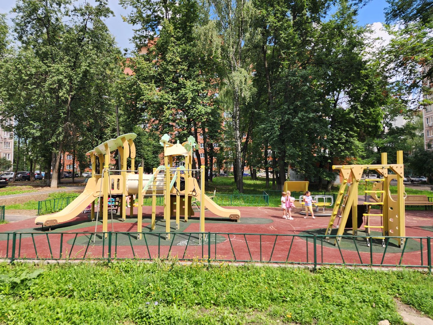 чехов, улица дружбы, благоустройство двора,   новая детская площадка, ремонт детской площадки, тренажерный комплекс, зоны отдыха, парковки, пешеходные дорожки, ремонт тротуаров, госпрограмма московской области, формирование комфортной городской среды,