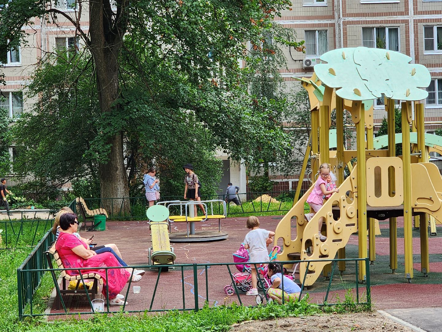 чехов, улица дружбы, благоустройство двора,   новая детская площадка, ремонт детской площадки, тренажерный комплекс, зоны отдыха, парковки, пешеходные дорожки, ремонт тротуаров, госпрограмма московской области, формирование комфортной городской среды,