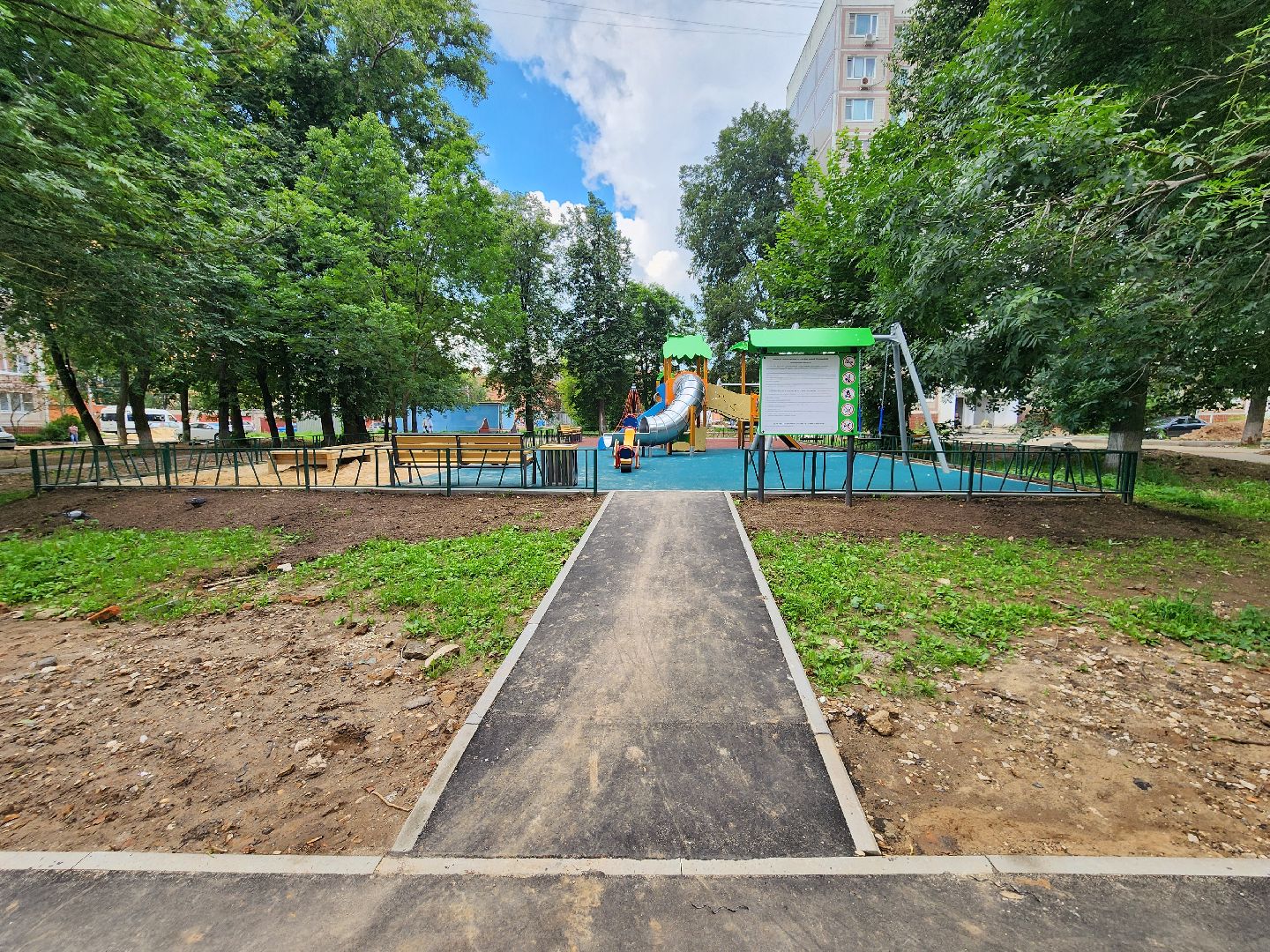 чехов, улица дружбы, благоустройство двора,   новая детская площадка, ремонт детской площадки, тренажерный комплекс, зоны отдыха, парковки, пешеходные дорожки, ремонт тротуаров, госпрограмма московской области, формирование комфортной городской среды,