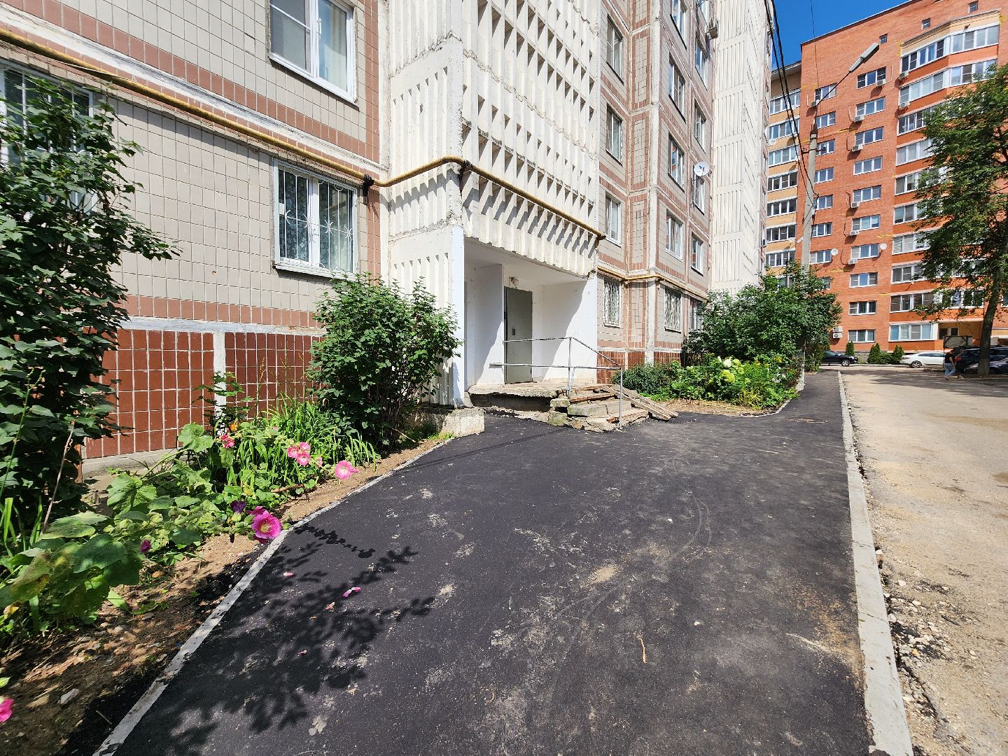 чехов, улица дружбы, благоустройство двора,   новая детская площадка, ремонт детской площадки, тренажерный комплекс, зоны отдыха, парковки, пешеходные дорожки, ремонт тротуаров, госпрограмма московской области, формирование комфортной городской среды,