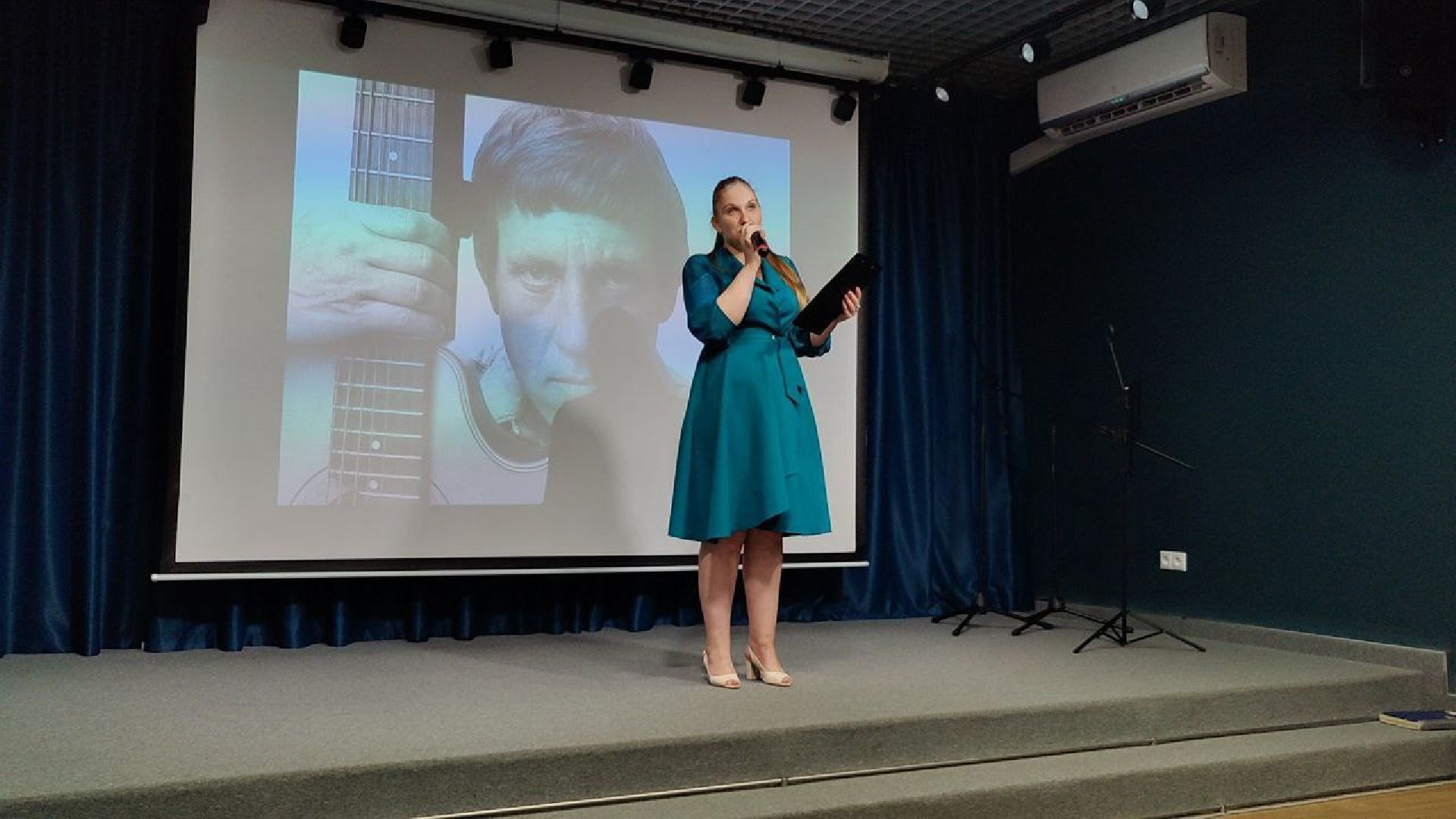 долгопрудный, высоцкий, день памяти высоцкого, библиотека, читатели , гитара,