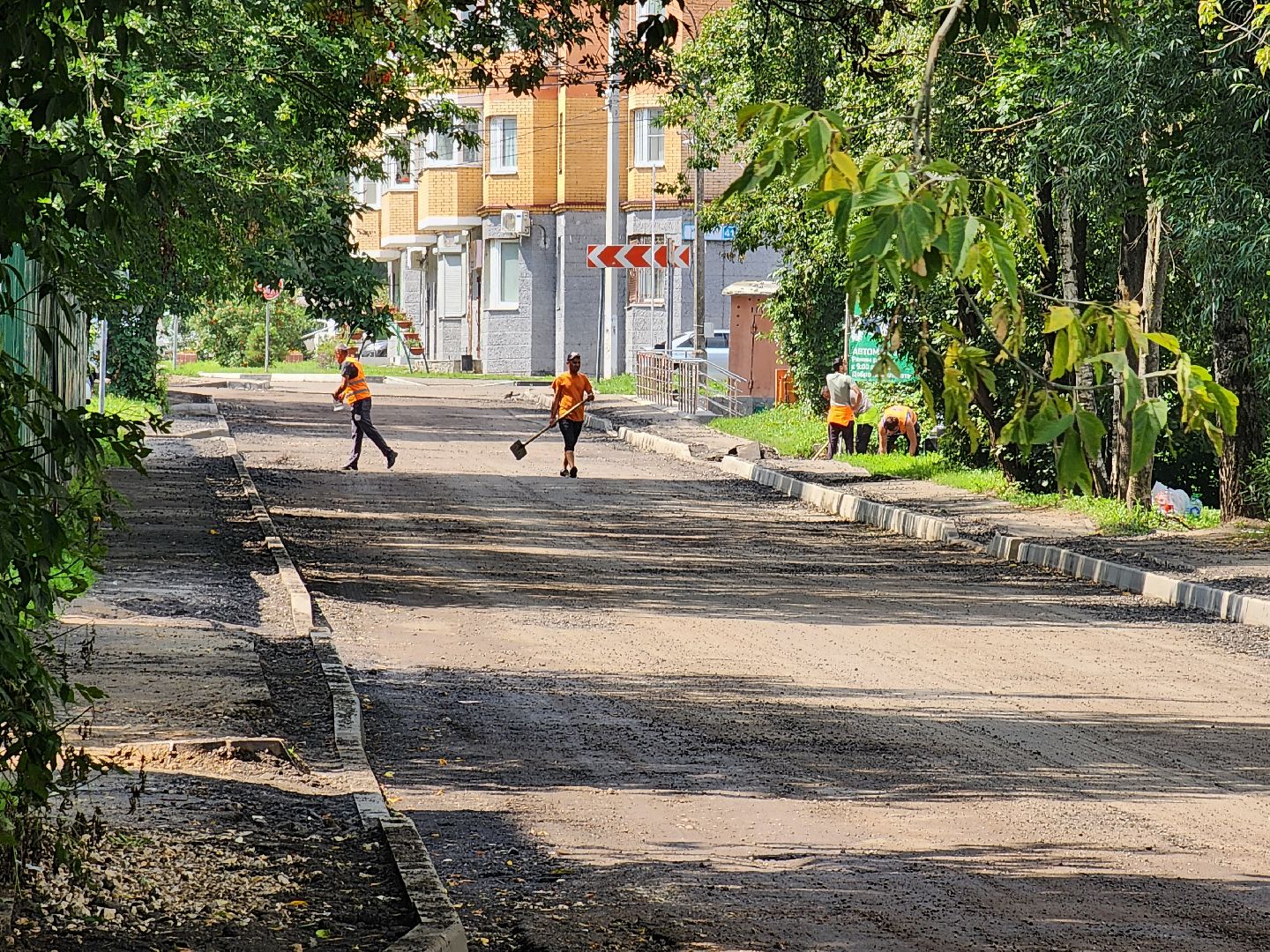 чехов, улица ильича, дорожный ремонт, замена покрытия, установка бордюров, ремонт тротуаров и съездов, капремонт дороги, госпрограмма московской области, развитие дорожного комплекса, парковочные карманы,