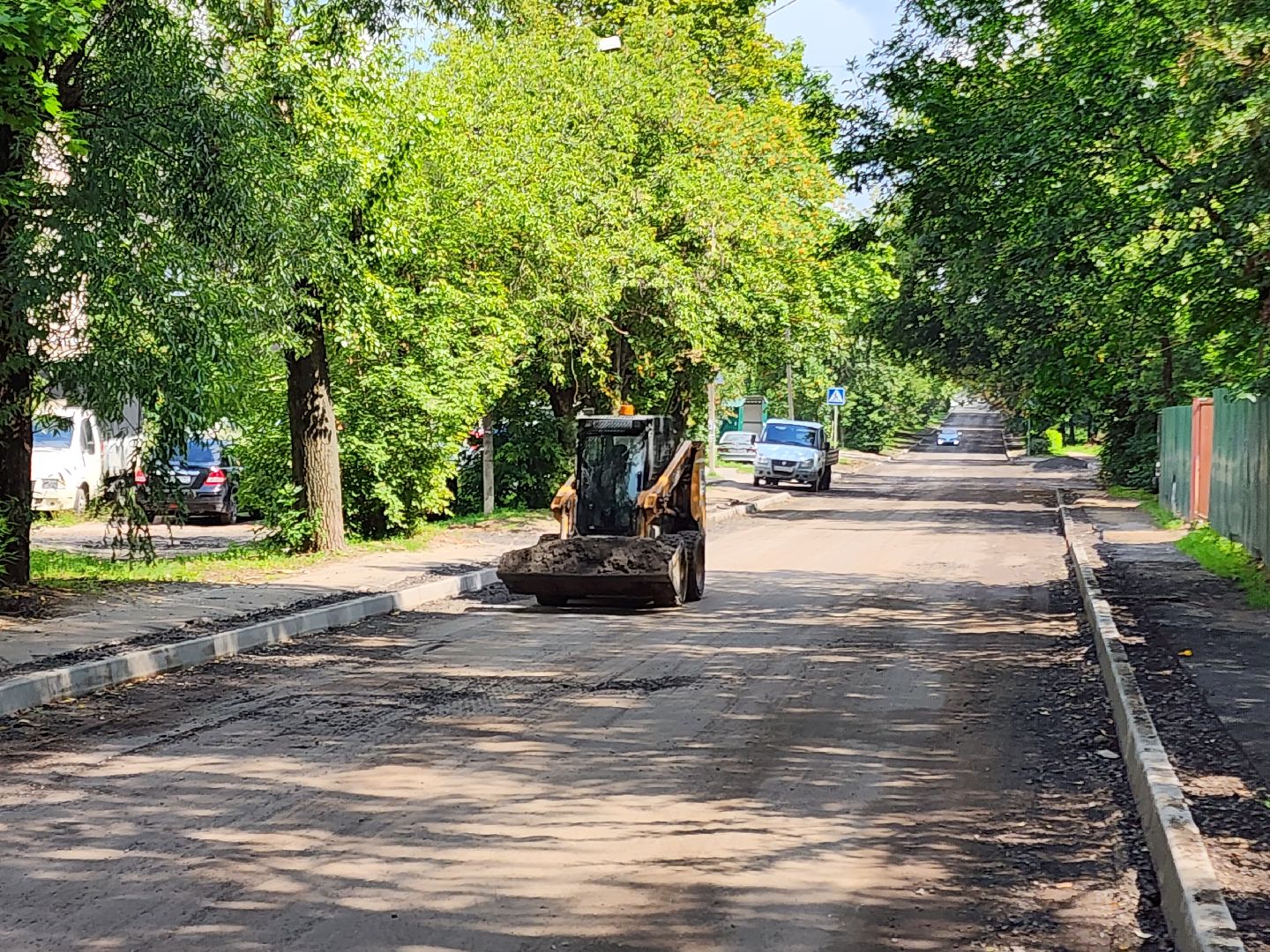 чехов, улица ильича, дорожный ремонт, замена покрытия, установка бордюров, ремонт тротуаров и съездов, капремонт дороги, госпрограмма московской области, развитие дорожного комплекса, парковочные карманы,