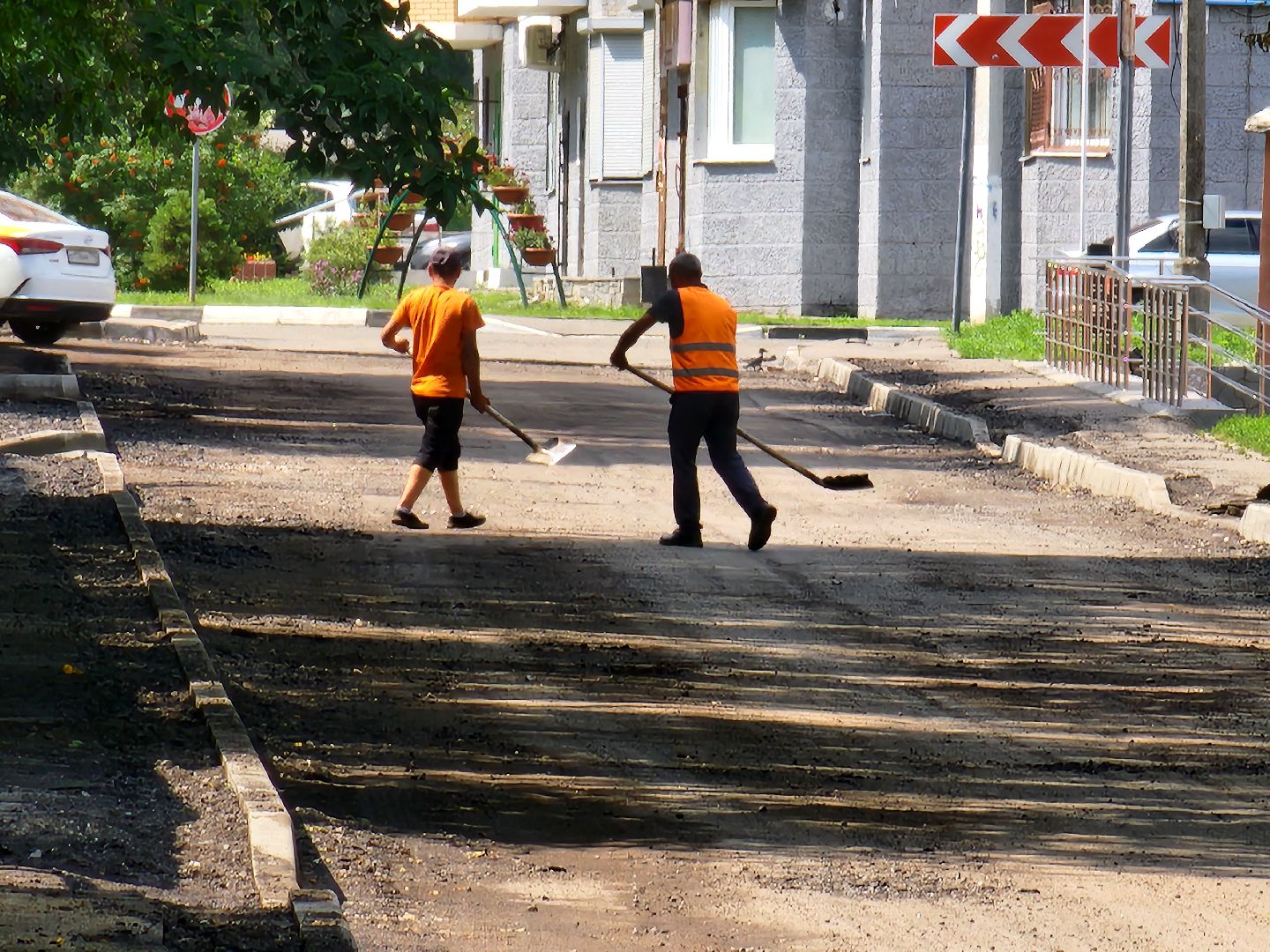 чехов, улица ильича, дорожный ремонт, замена покрытия, установка бордюров, ремонт тротуаров и съездов, капремонт дороги, госпрограмма московской области, развитие дорожного комплекса, парковочные карманы,
