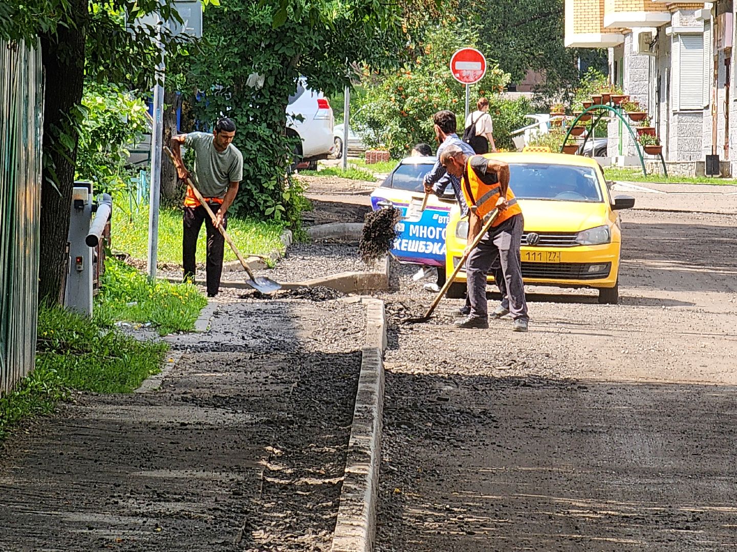 чехов, улица ильича, дорожный ремонт, замена покрытия, установка бордюров, ремонт тротуаров и съездов, капремонт дороги, госпрограмма московской области, развитие дорожного комплекса, парковочные карманы,