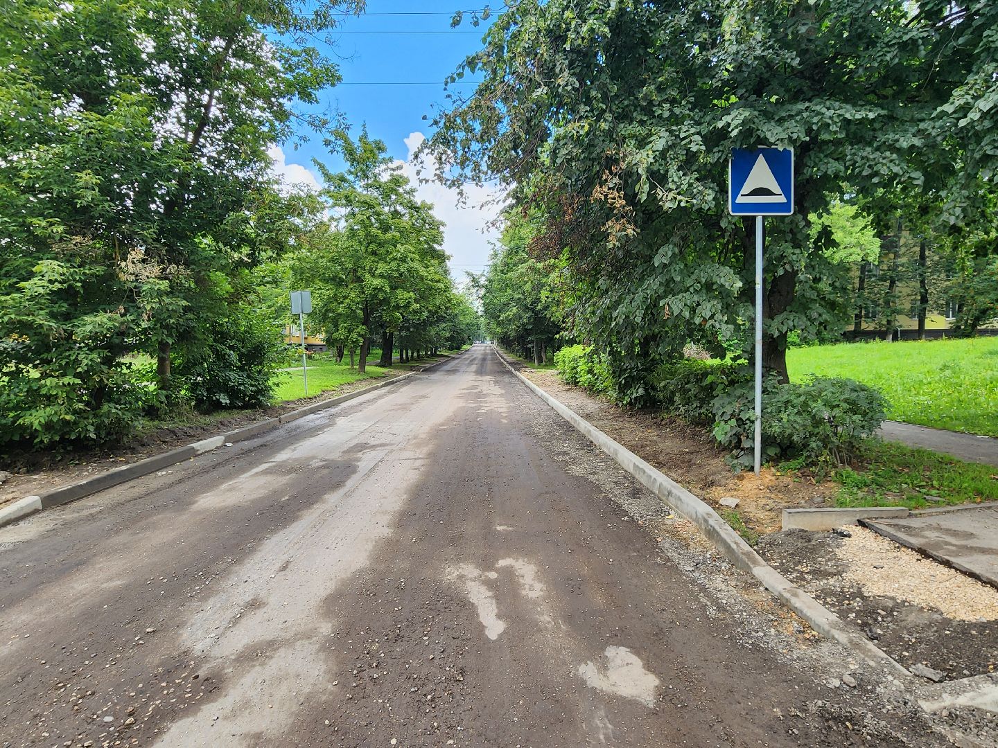 чехов, улица ильича, дорожный ремонт, замена покрытия, установка бордюров, ремонт тротуаров и съездов, капремонт дороги, госпрограмма московской области, развитие дорожного комплекса, парковочные карманы,