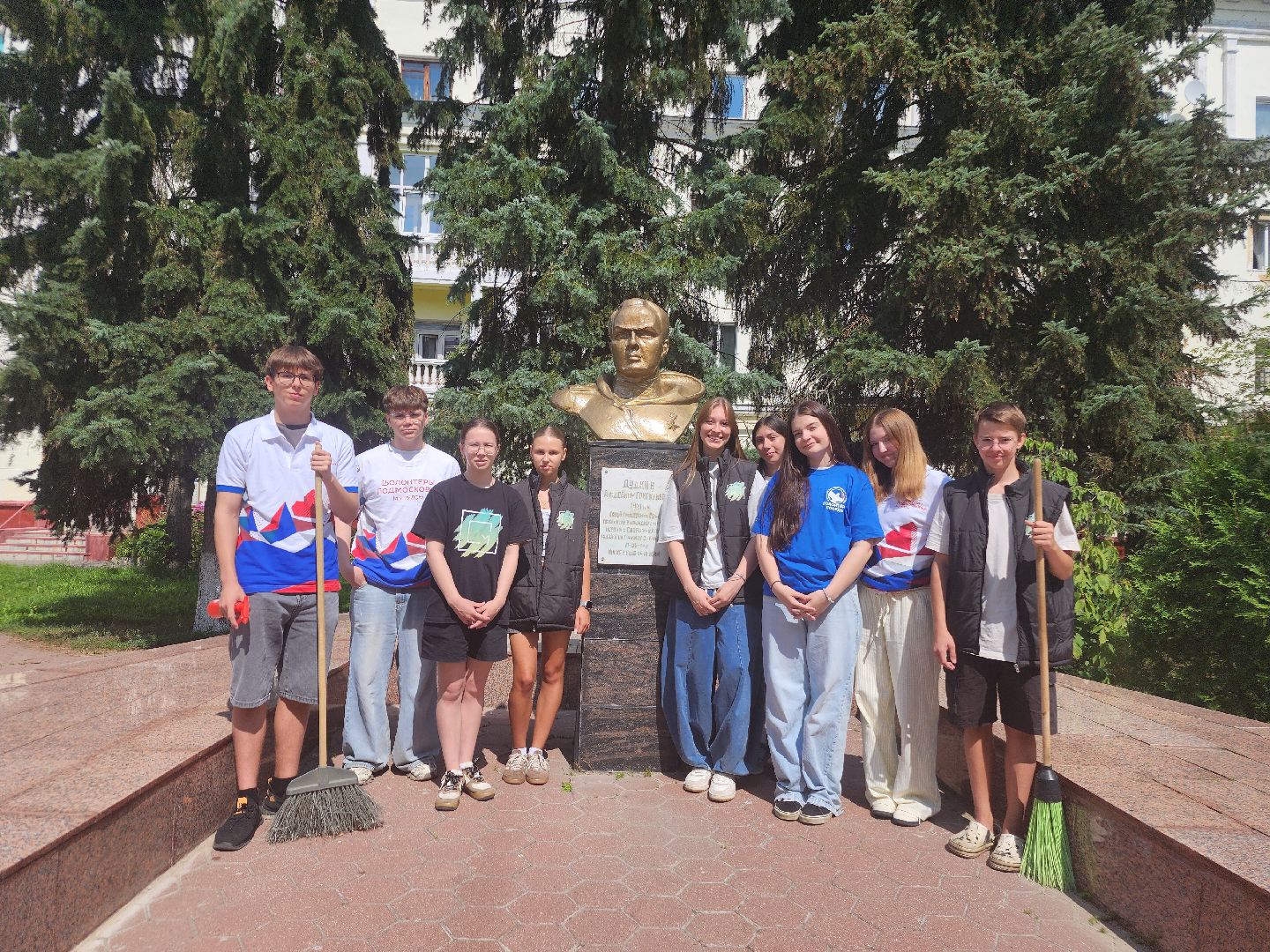 фрязино, волонтеры подмосковья, уборка памятников, подростки на уборке, молодежный центр,
