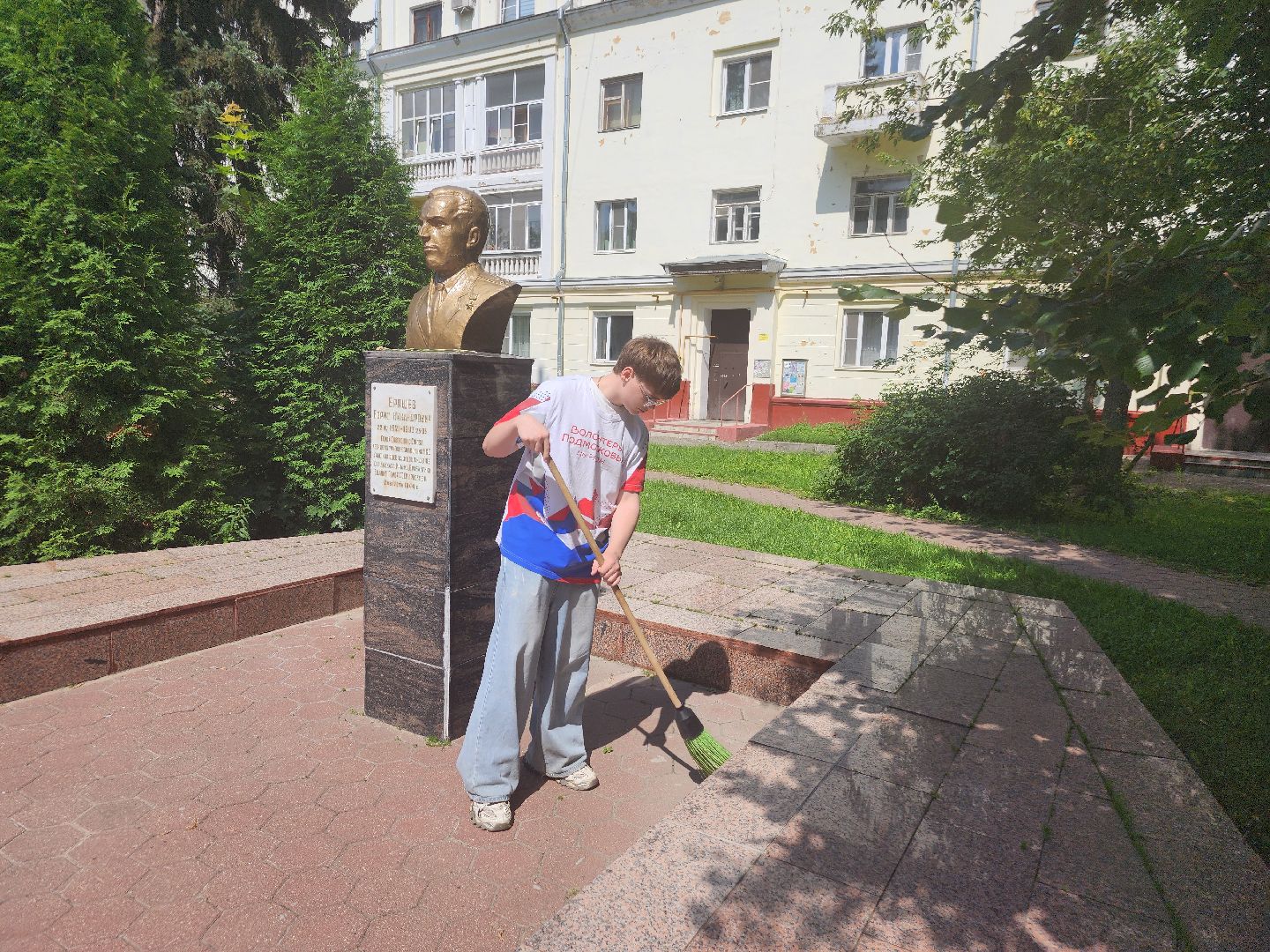 фрязино, волонтеры подмосковья, уборка памятников, подростки на уборке, молодежный центр,