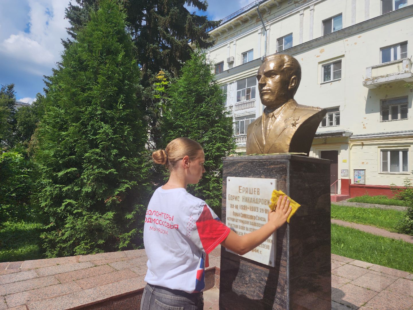 фрязино, волонтеры подмосковья, уборка памятников, подростки на уборке, молодежный центр,