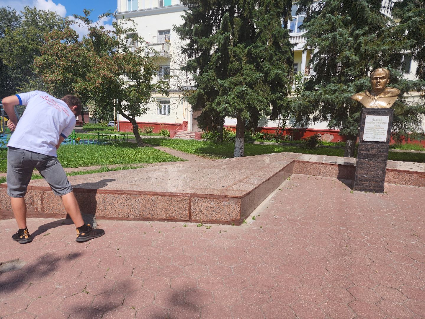 фрязино, волонтеры подмосковья, уборка памятников, подростки на уборке, молодежный центр,
