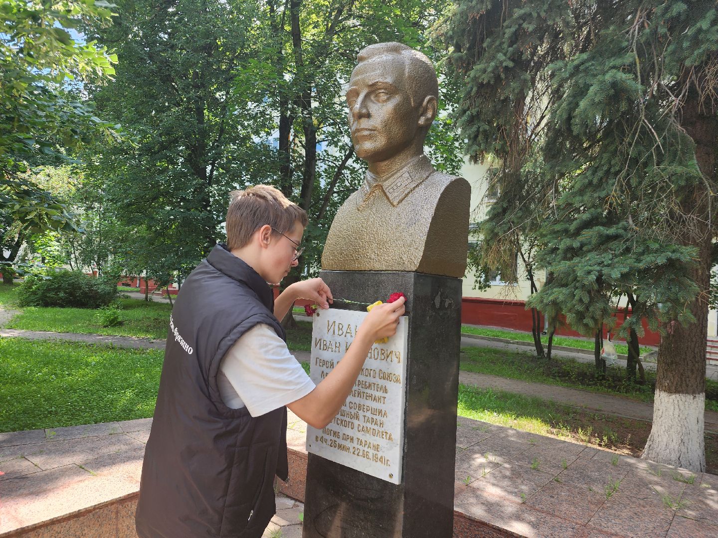 фрязино, волонтеры подмосковья, уборка памятников, подростки на уборке, молодежный центр,