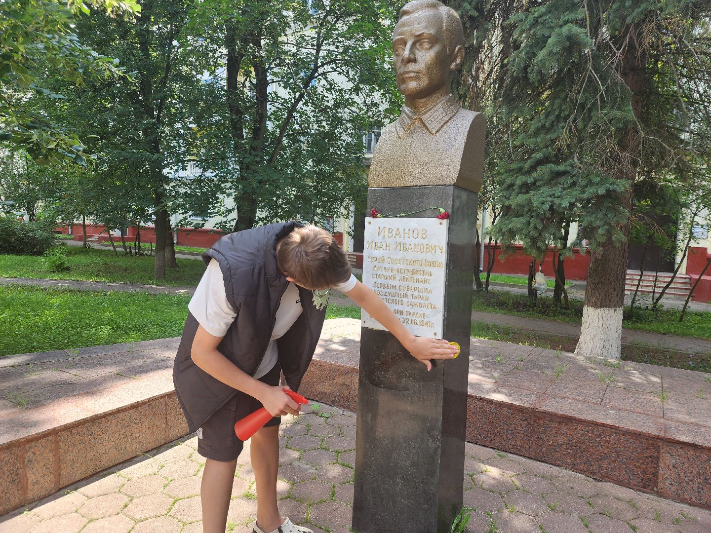 фрязино, волонтеры подмосковья, уборка памятников, подростки на уборке, молодежный центр,