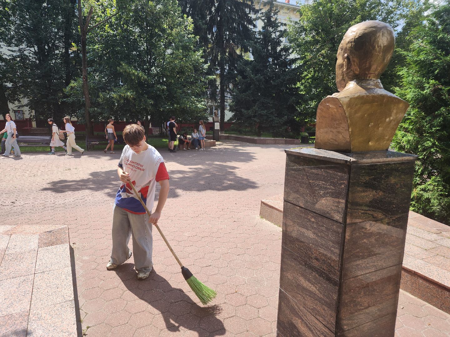 фрязино, волонтеры подмосковья, уборка памятников, подростки на уборке, молодежный центр,