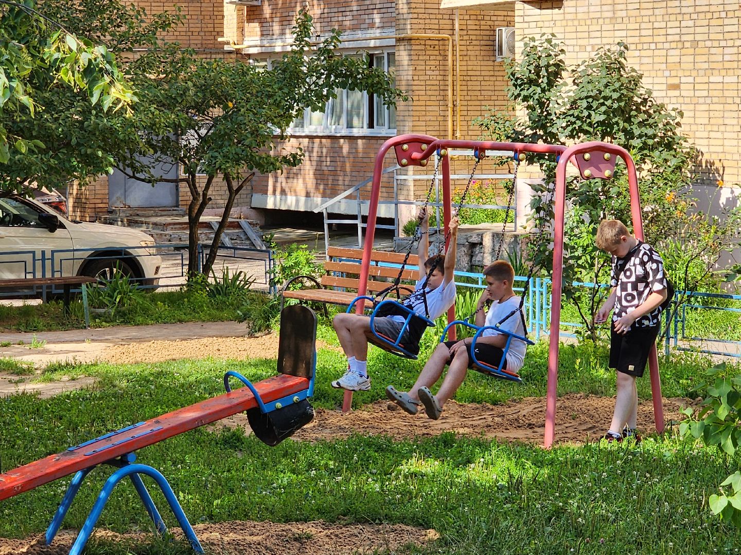 чехов, улица чехова 4, детская площадка, восстановление покрытия, благоустройство, уборка мусора, покос травы, обрезка веток, обращения жителей, портал добродел, мбу чеховское благоустройство,