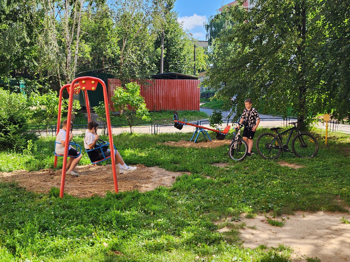 чехов, улица чехова 4, детская площадка, восстановление покрытия, благоустройство, уборка мусора, покос травы, обрезка веток, обращения жителей, портал добродел, мбу чеховское благоустройство,