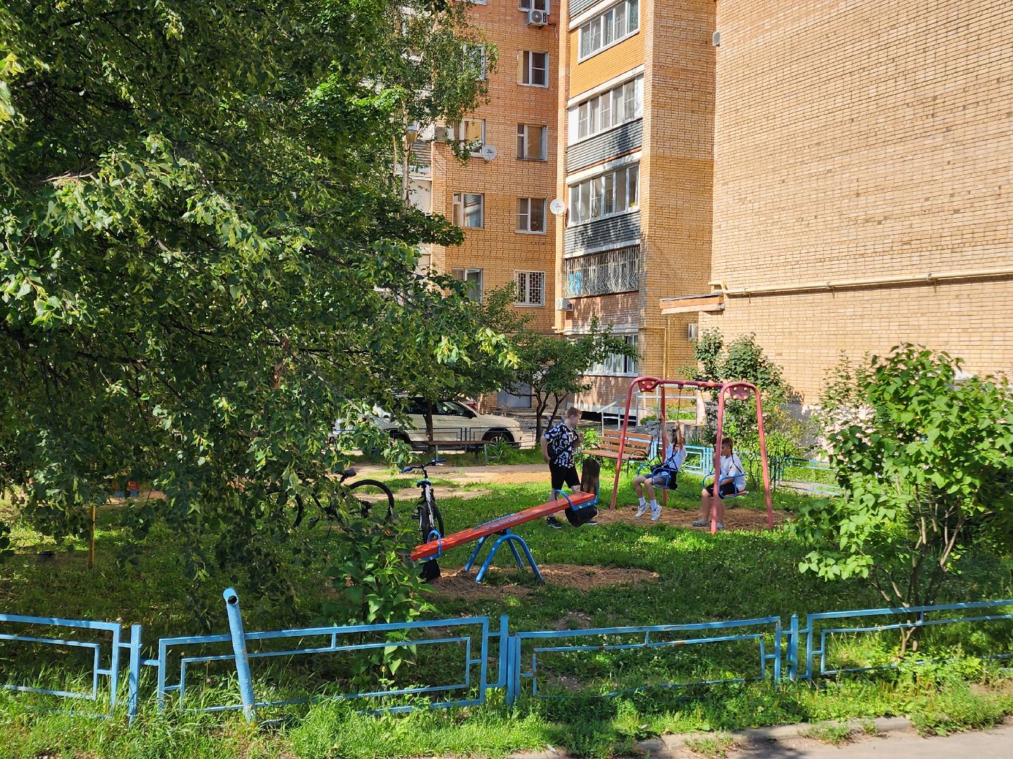 чехов, улица чехова 4, детская площадка, восстановление покрытия, благоустройство, уборка мусора, покос травы, обрезка веток, обращения жителей, портал добродел, мбу чеховское благоустройство,