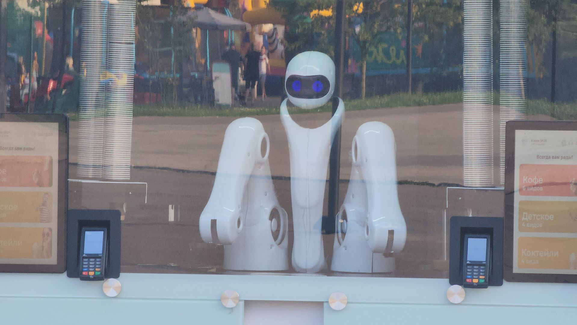 долгопрудный, центральный парк, робокафе, роботы, робот-бариста, фудкорт, дети,