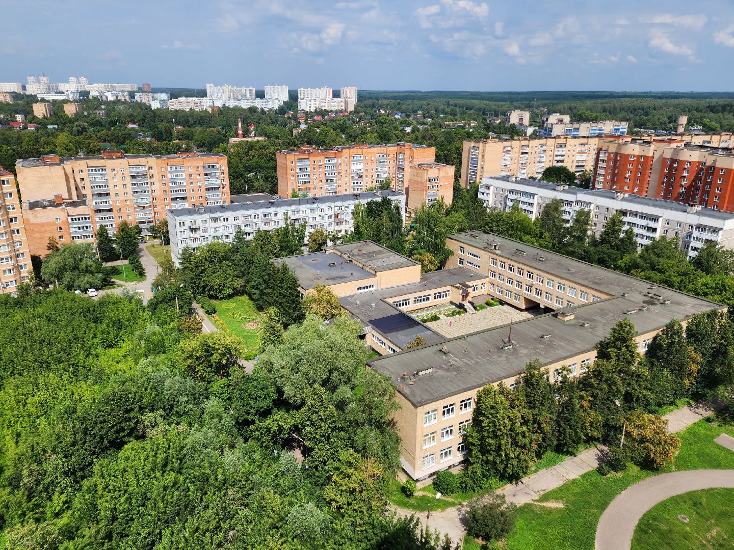 чехов,  улица чехова 8а, гимназия 2, пристройка на 550 мест, строительство, реконструкция, демонтажные работы, удаление старых конструкций, ликвидация второй смены, госпрограмма московской области,  губернатор подмосковья, согласование проекта, школьное поле, застройка, новый корпус,