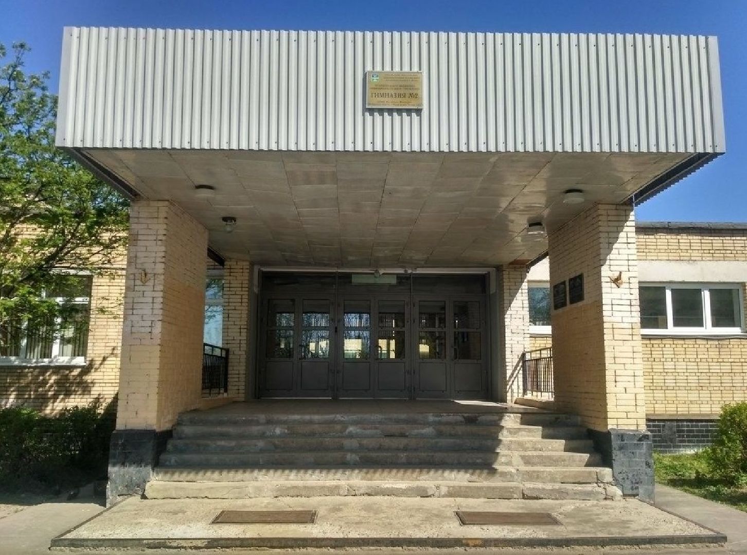 чехов,  улица чехова 8а, гимназия 2, пристройка на 550 мест, строительство, реконструкция, демонтажные работы, удаление старых конструкций, ликвидация второй смены, госпрограмма московской области,  губернатор подмосковья, согласование проекта, школьное поле, застройка, новый корпус,