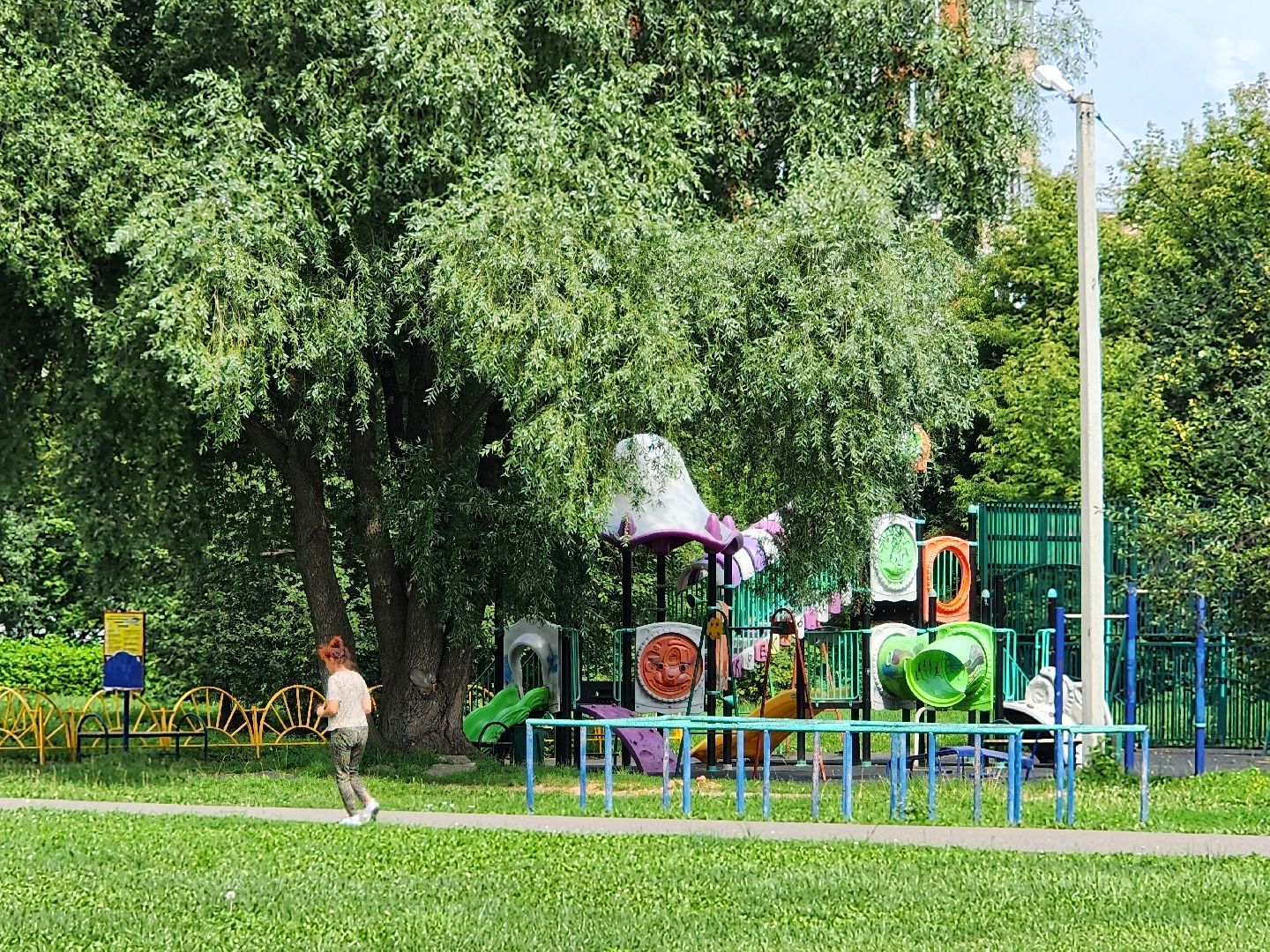 чехов,  улица чехова 8а, гимназия 2, пристройка на 550 мест, строительство, реконструкция, демонтажные работы, удаление старых конструкций, ликвидация второй смены, госпрограмма московской области,  губернатор подмосковья, согласование проекта, школьное поле, застройка, новый корпус,