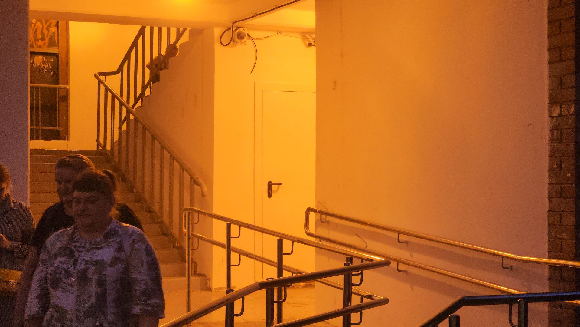 долгопрудный, надземные переходы, лифты, надписи вандалов, покраска стен, 368 автобус,остановка молодежная улица,