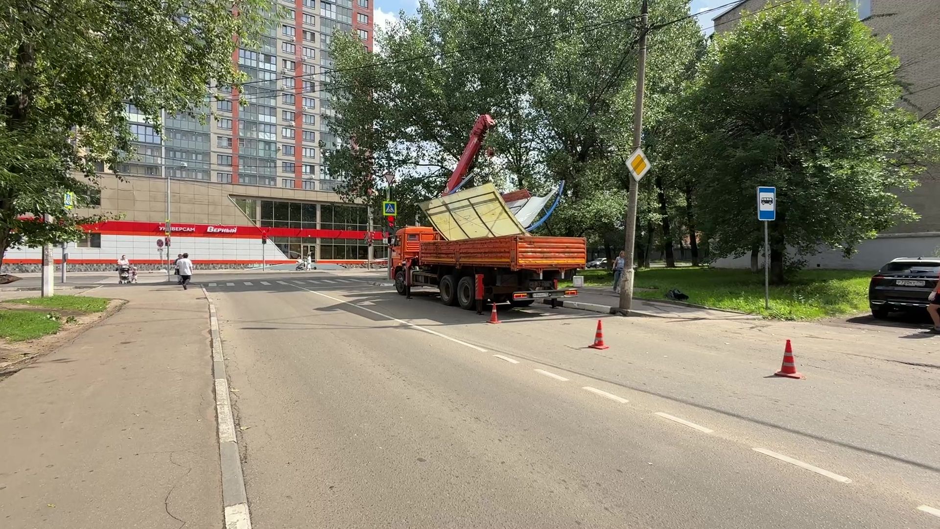 Реутов, остановочный павильон, автобусы, пассажиры,