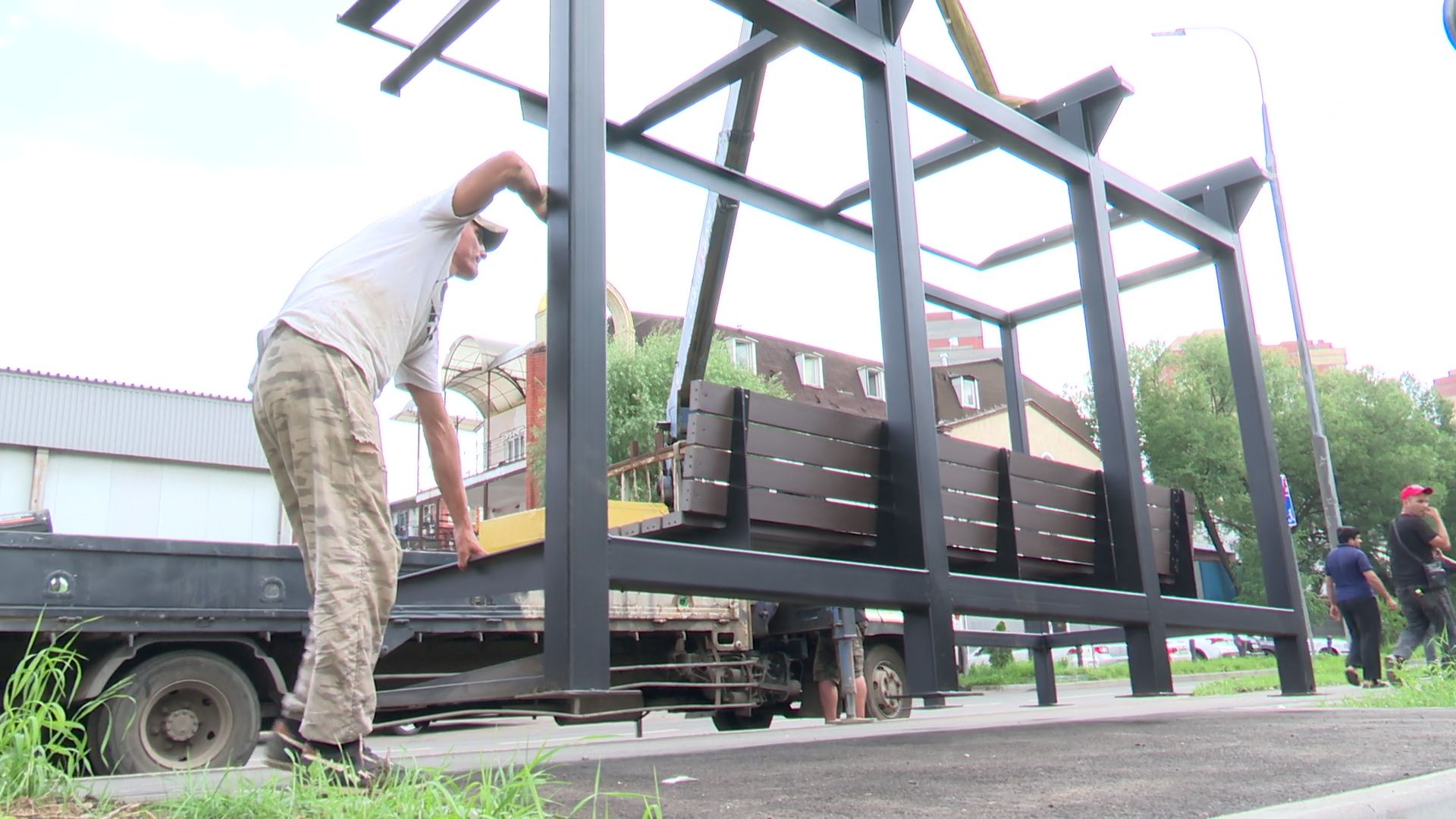 Реутов, остановочный павильон, автобусы, пассажиры,