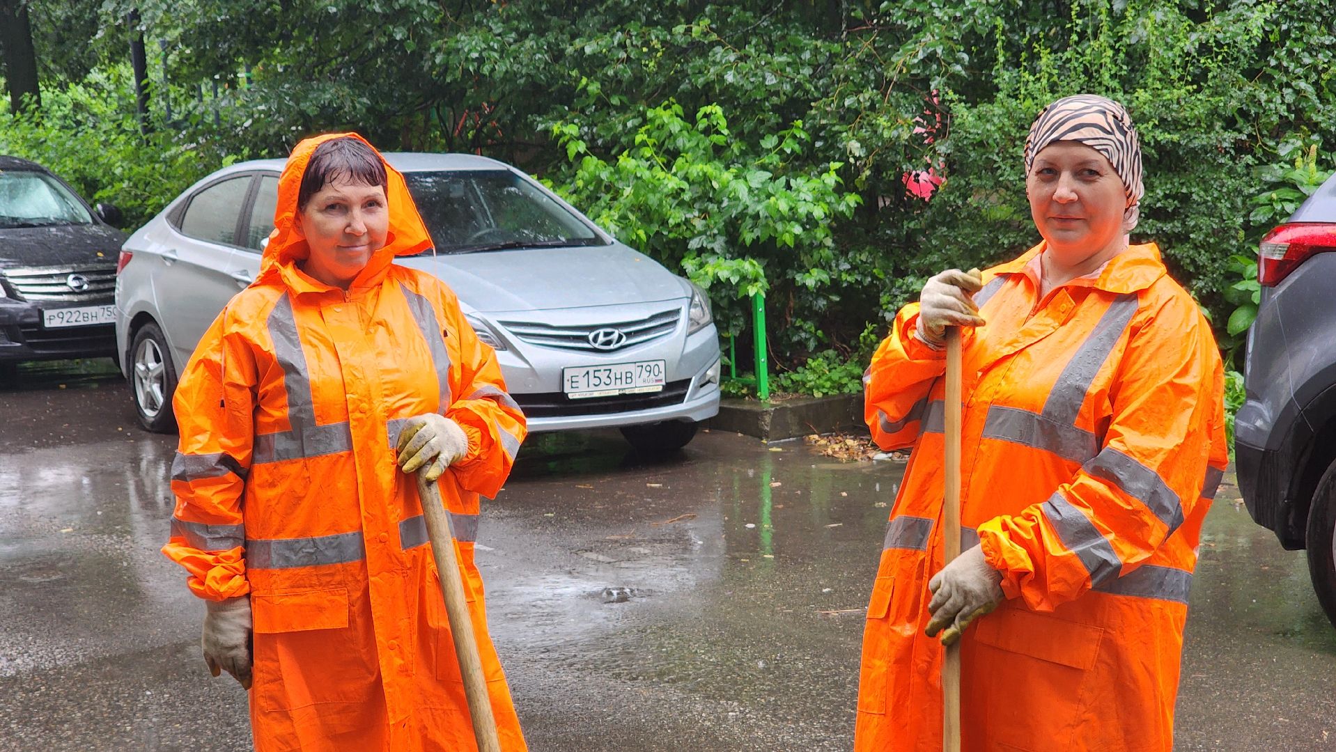 протвино, комбинат благоустройства,  уборка под дождем,