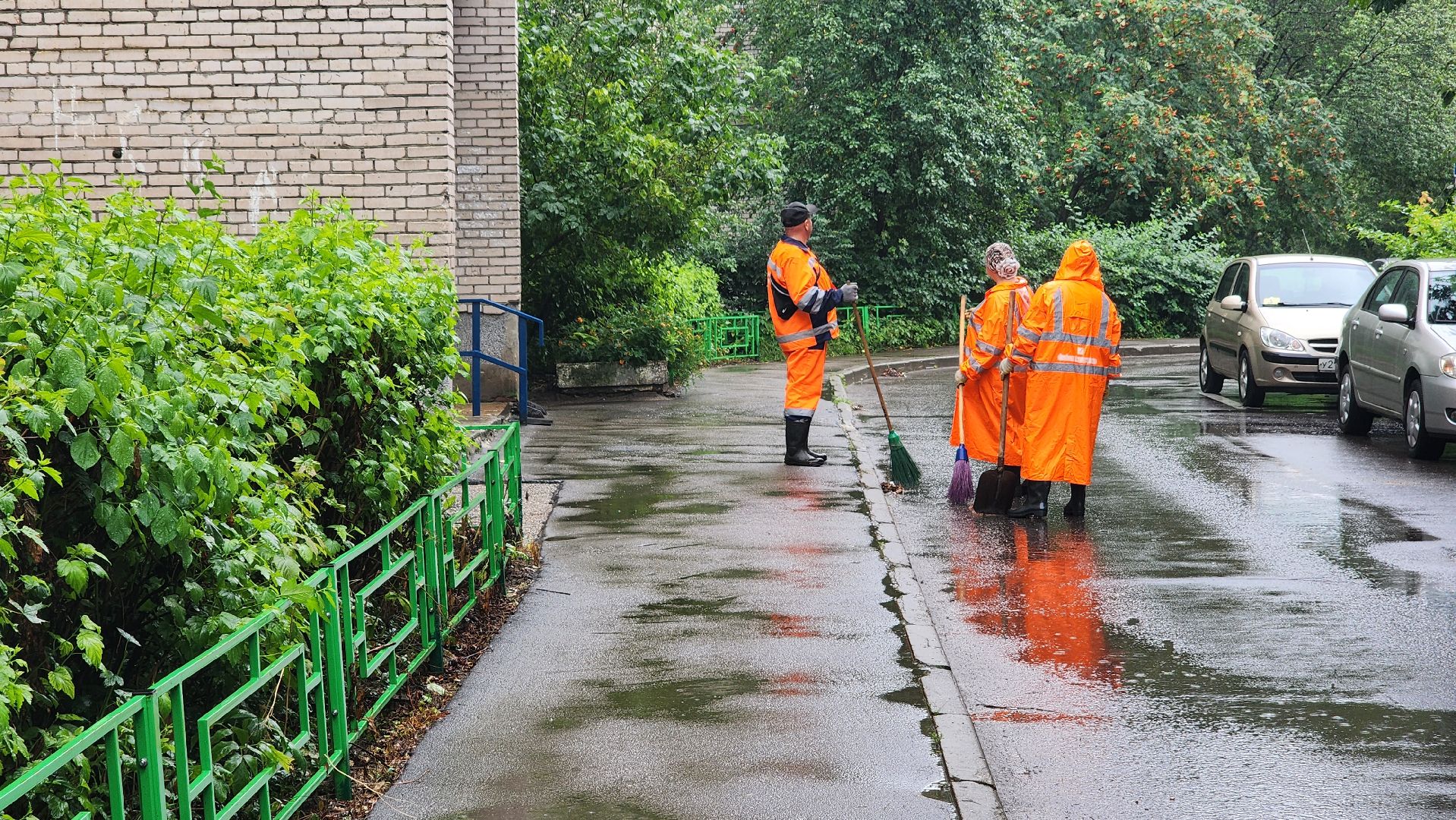 протвино, комбинат благоустройства,  уборка под дождем,