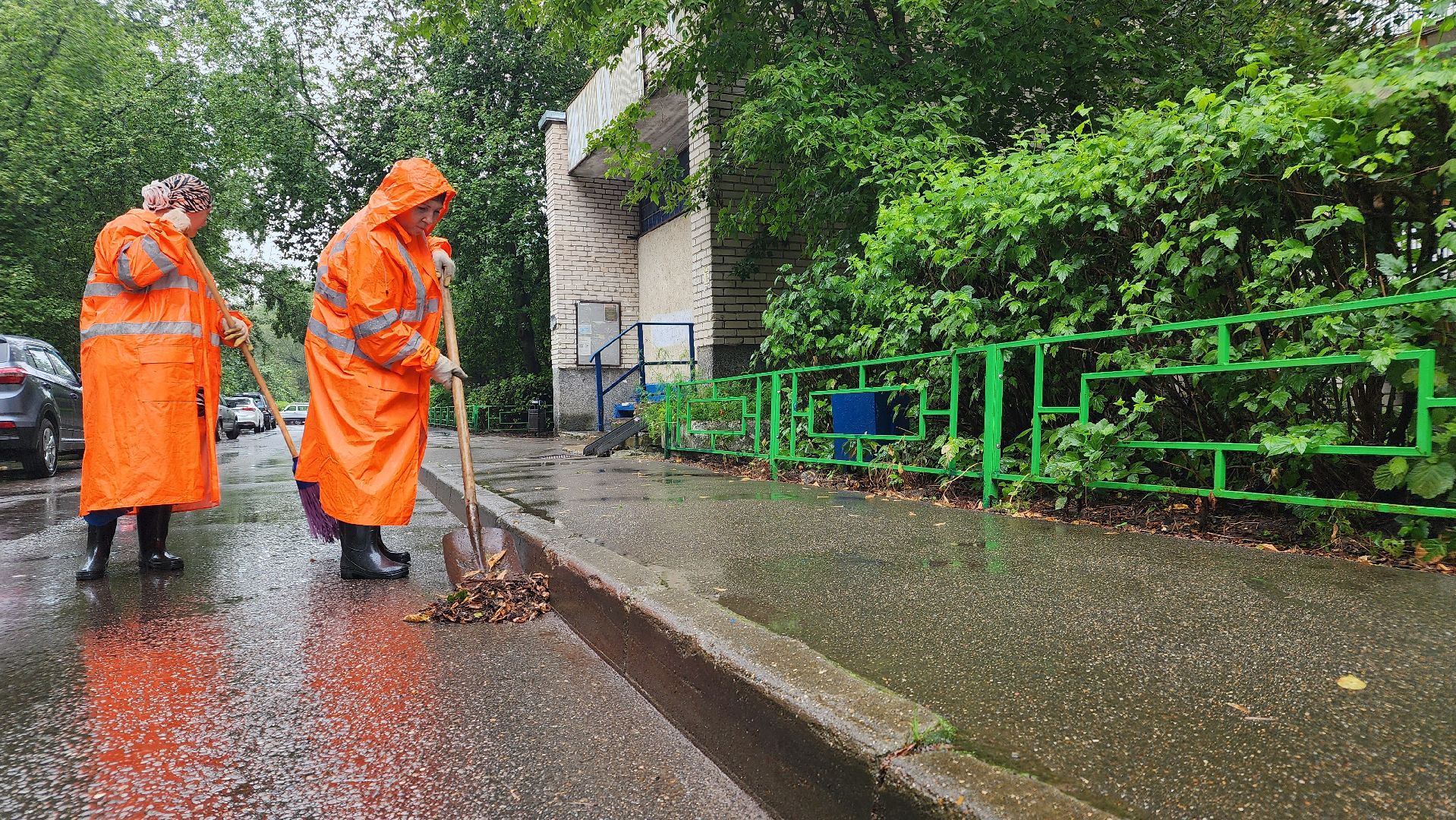 протвино, комбинат благоустройства,  уборка под дождем,