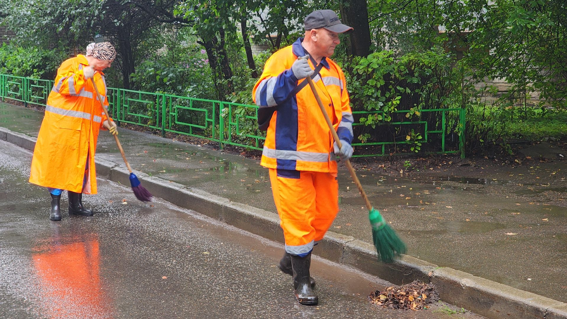 протвино, комбинат благоустройства,  уборка под дождем,