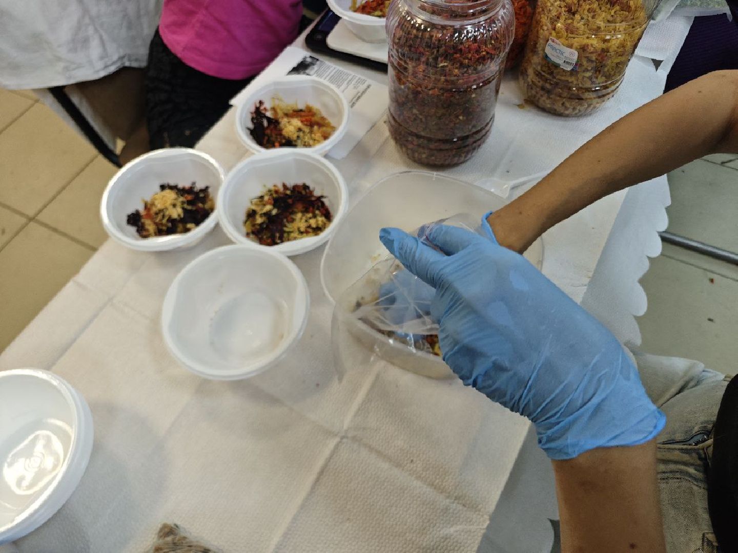 сво, бойцы, гуманитарная помощь, волонтеры, медикаменты, свечи, сети,