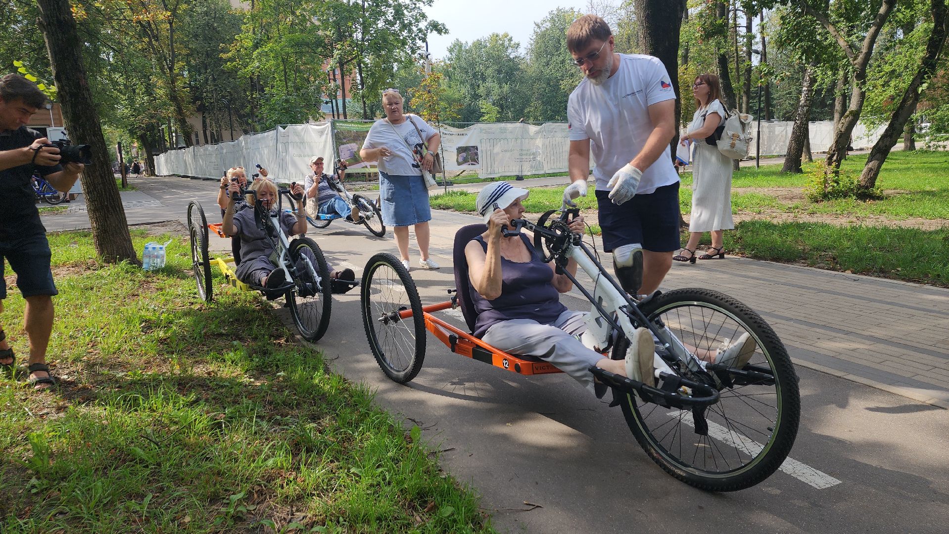 вертикалки, пушкино, активное долголетие, велосипеды, пожилые люди, здоровье, катание в парке,благотворительный фонд,