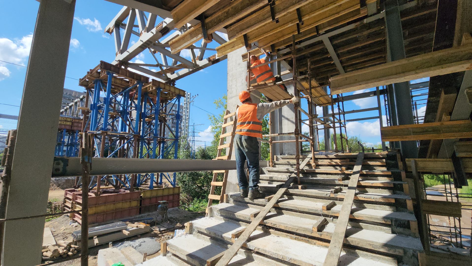 Пешеходный мост, Мост над железной дорогой, Бетонирование , Лобня,