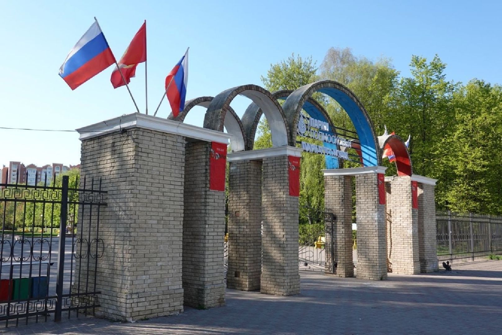 Серпухов, Подмосковье, День Победы, память, украсили город, флаги, триколор