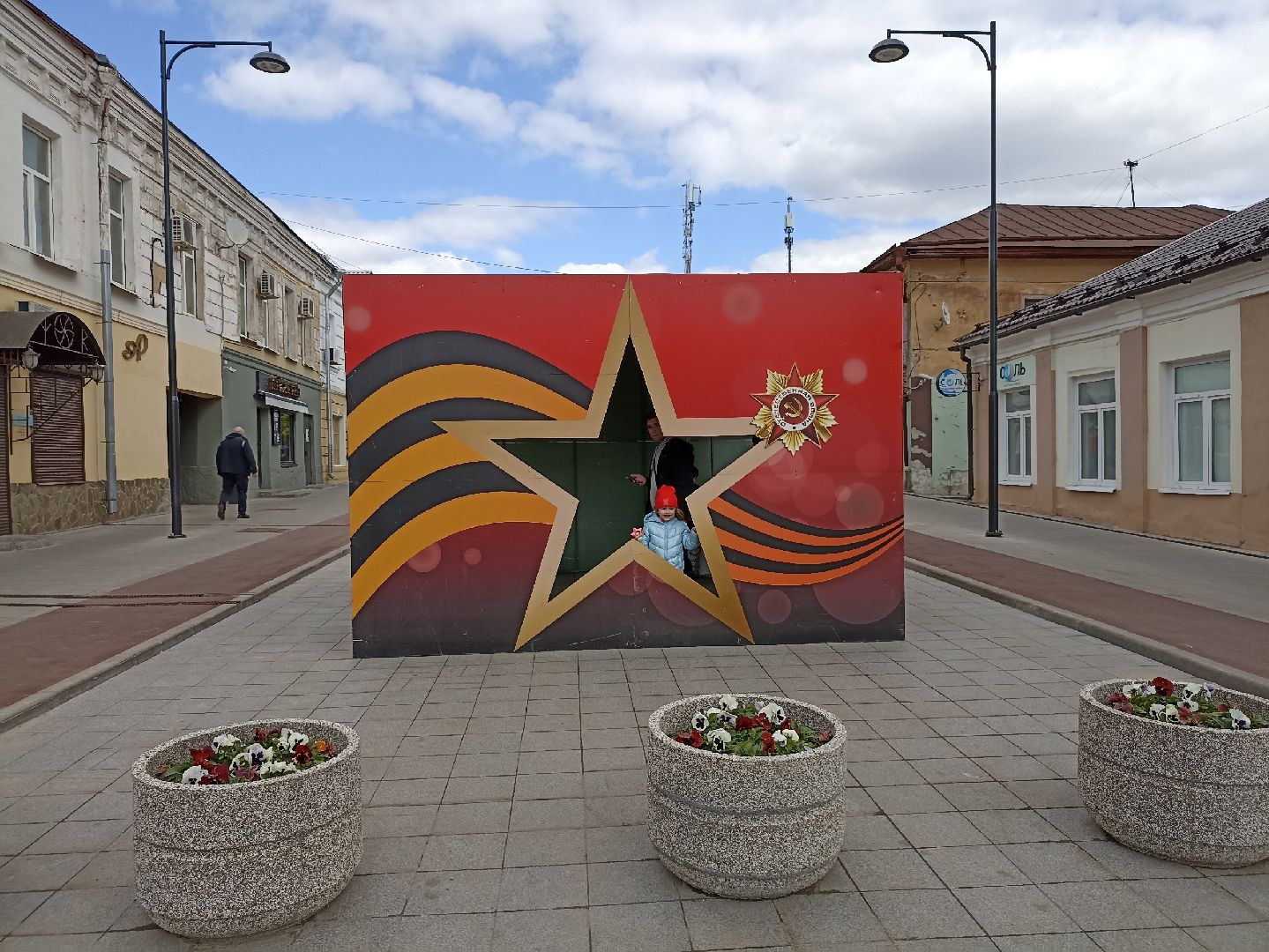 Серпухов, Подмосковье, День Победы, память, украсили город, флаги, триколор