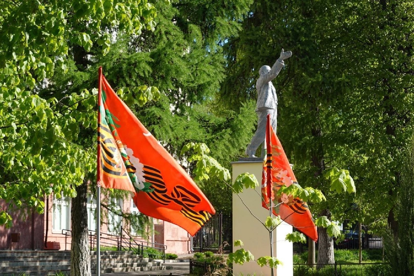 Серпухов, Подмосковье, День Победы, память, украсили город, флаги, триколор