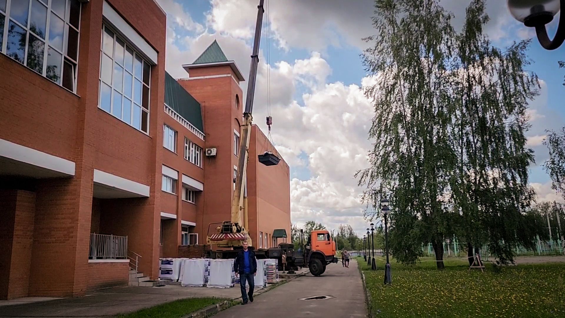 бронницы, ремонт кровли гимназии в бронницах, гимназия имени пушкина,  подготовка гимназии к новому учебному году ,