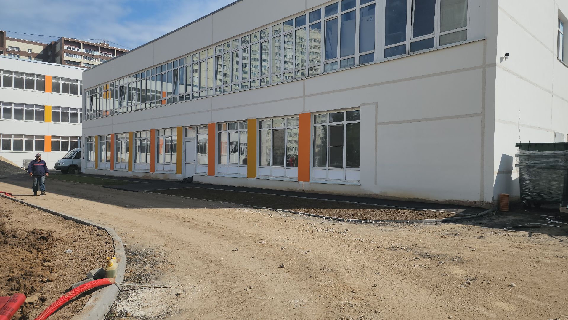 долгопрудный, 13 гимназия, пристройка на 300 мест,интерактивные доски, спортзал, стадион,