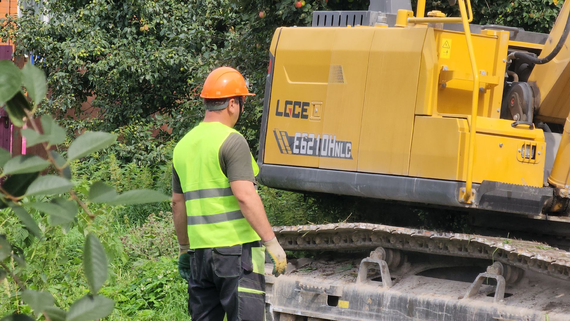 кашира, демонтаж, аварийный дом, снос дома, расселение аварийного жилья, экскаватор,