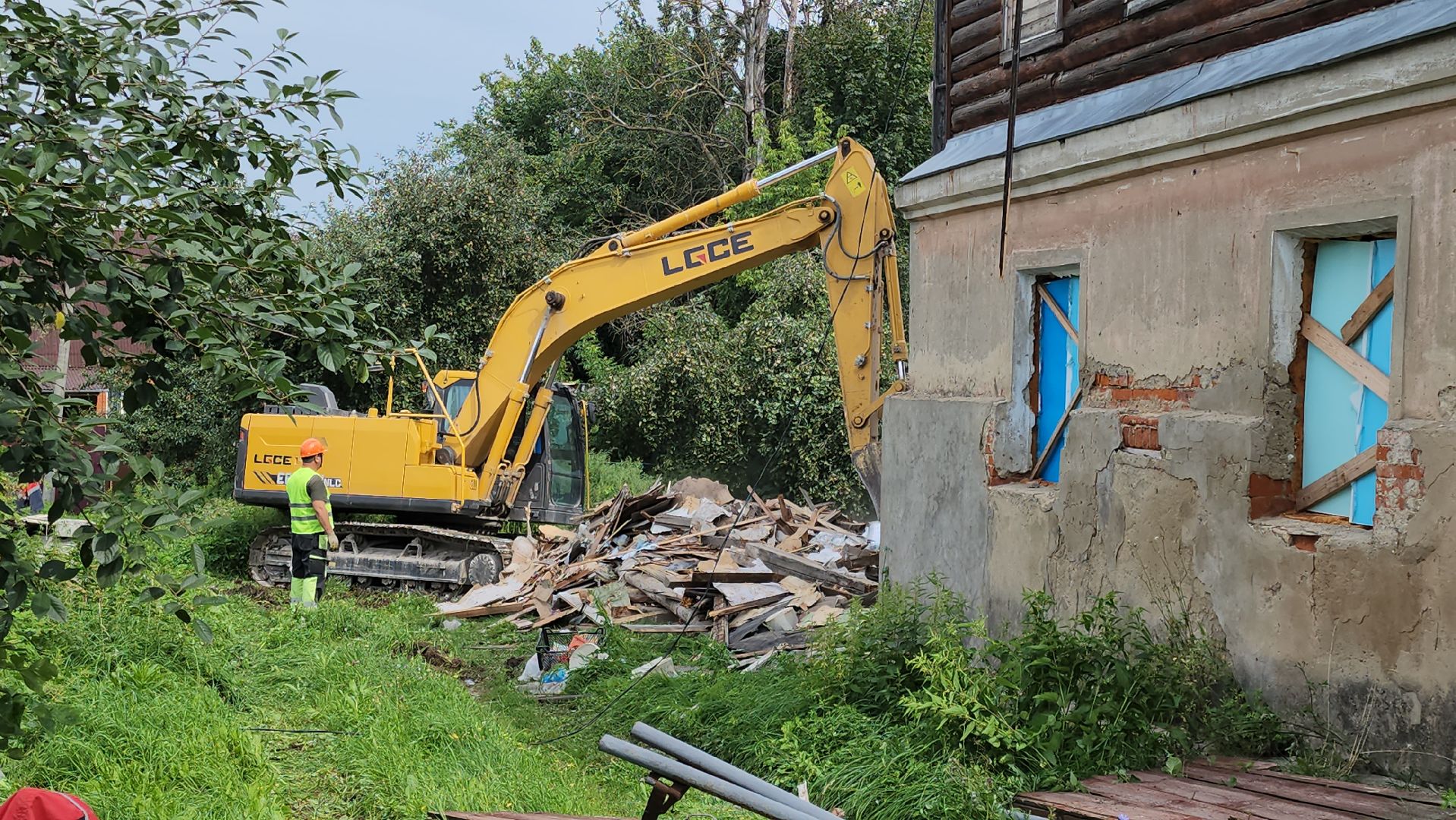 кашира, демонтаж, аварийный дом, снос дома, расселение аварийного жилья, экскаватор,