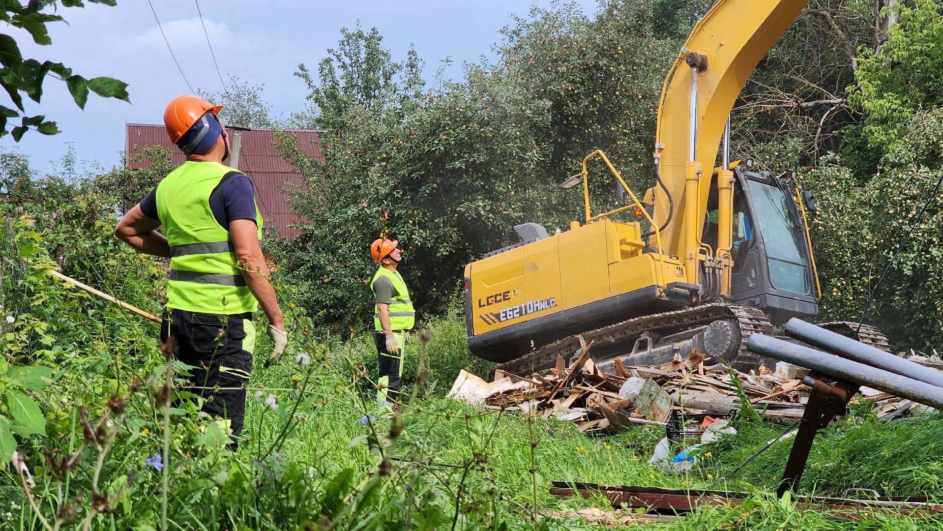кашира, демонтаж, аварийный дом, снос дома, расселение аварийного жилья, экскаватор,