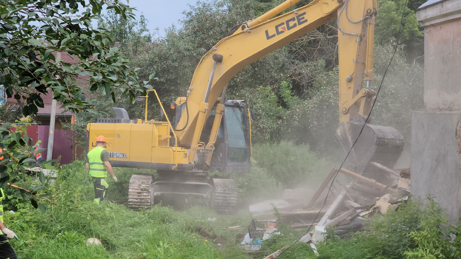 кашира, демонтаж, аварийный дом, снос дома, расселение аварийного жилья, экскаватор,